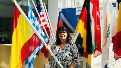 Bild: ak
Mitorganisatorin Dolores Longares-Bäumler zeigt Fahnen einiger Nationen, die beim Fest der Kulturen vertreten sein werden.