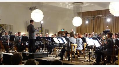 Bild: Houschka
Ein sehr unterhaltsamer Abend vor voll besetztem Haus: Das Gebirgsmusikkorps der Bundeswehr spielte im ehemaligen Kantinensaal des Schwarzenfelder Unternehmens Agrob-Buchtal. Bild: Houschka