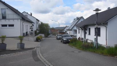 Bild: fz
Für diesen Bereich im Falkenweg und die hochführende Stichstraße (vorne links) haben Anwohner ein Absolutes Halteverbot beantragt.