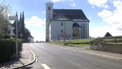 Bild: wro
Start der Wasserleitungssanierung ist an der Einmündung Marienstraße/Sonnenstraße (Bild) nahe der Wallfahrtskirche in Fuchsmühl.