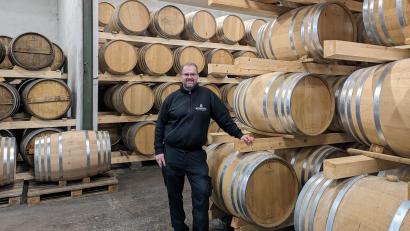 Bild: pz
Gregor Schraml im Fasslager der Brennerei in Erbendorf. Auf dem Betriebsgelände und nebenan im früheren Kolpinghaus findet demnächst das "Festival des deutschen Whiskys" statt.