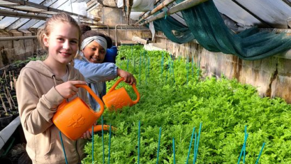 Bild: Andrea Schwägerl/exb
Einige Kinder beim Gießen im neuen Jugendpflanzen-Kindergarten des Konnersreuther Vereins G.A.N.S.