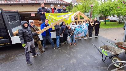Bild: ath
So viele Jugendliche und Kinder blieben tapfer bei der 72-Stunden-Aktion des 
BDKJ und machten trotz Dauerregens mit dem Bauen weiter, teils in der Garage des Pfarrers, was zwar die Arbeit verlangsamte, aber trocken bleiben ließ.