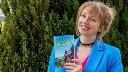 Bild: Regina Wolfohr/exb
Regina Wolfohr mit ihrem ersten Buch, "Die Buckelist". Am 17. Mai stellt sie es bei einer Lesung in Sulzbach-Rosenberg vor.