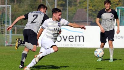 Archivbild: war
SV-Spieler Florian Träger (rechts) klärt beim 5:0-Hinspielsieg des SV Etzenricht in Vorbach eine gefährliche Situation. Im Heimspiel gegen das Schlusslicht muss der SVE unbedingt einen Dreier landen.