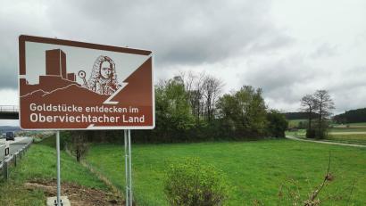 Bild: Schilderwerk Beutha GmbH/exb
Ein Abstecher nach Oberviechtach? Nun steht auch ein touristischer Hinweis auf die Eisenbarthstadt an der A 93 bei Nabburg.