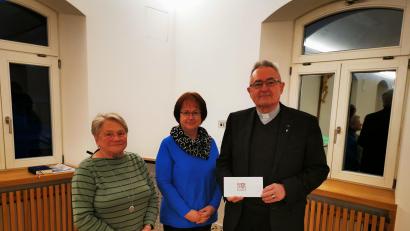 Bild: mma
Vorsitzende Marianne Lindner (von links) und Schatzmeisterin Doris Beer überreichen Diakon Dieter Gerstacker 200 Euro für die Notfallseelsorge.