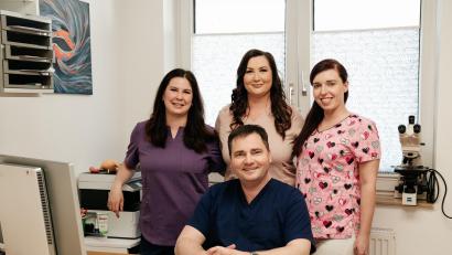 Bild: Praxis Dedek/exb
Facharzt Dr. Ladislav Dedek zusammen mit (von links) Dr. Aneta Logan, Dr. Martina Mydlarova und Dr. Nikola Tesackova in der Praxis in Waldsassen.