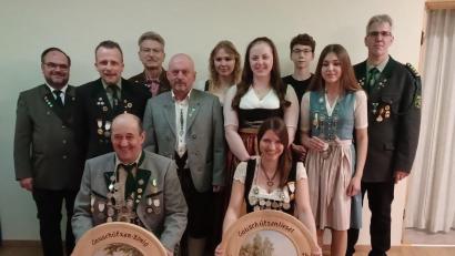 Bild: rwo/exb
Die neuen Würdenträger des Gaus Armesberg: Schützenkönig Michael Heindl (sitzend, links) und Schützenliesl Christina Meier (sitzend, rechts) sowie die Ritter der Schützen, Damen und Jugendklasse. Gau-Schützenmeister Andreas Michl (links) und Gau-Sportleiter Wolfgang Raps (rechts) gratulierten.
