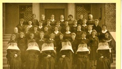 Archivbild: Realschule Auerbach/exb
Die erste Abschlussklasse der Mädchen der Mittelschule Auerbach des Jahrgangs 1954 bis 1957 mit (vorne, von links) den Schwestern Venarda, Leona, Rektorin Pauline, Kreszentia, Gonzaga und Armella.