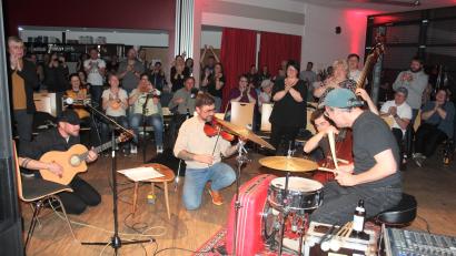 Bild: stg
Garanten für ausgelassene Stimmung und mitreißende Klänge waren am Donnerstagabend die Musiker von Django 3000 im Foyer der Mehrzweckhalle.