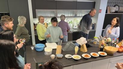 Bild: exb
Mikuri Thieser-Nakamura bereitete mit den Teilnehmern am Kochabend des Ebnather Gewerbevereins japanische Gerichte zu.