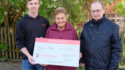 Bild: do
Mit Enkel Tamino übergibt Theresia Pfleger dem Speinsharter Andreas Steinl eine Spende in Höhe von 1015 Euro zur Verwendung für die Kinderkrebshilfe.