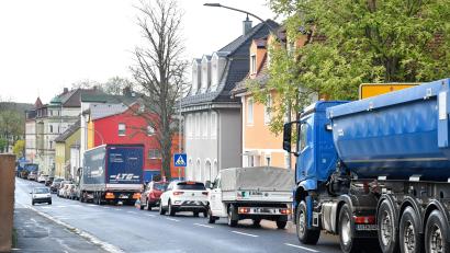 Bild: Petra Hartl
Der Verkehr in der Amberger Schlachthausstraße macht den Anwohnern enorm zu schaffen. Doch Abhilfe ist erst einmal nicht in Sicht.