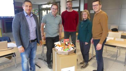 Bild: rn
Bürgermeister Marcus Gradl (links) und die Fraktionssprecher (von rechts) Korbinian Dunzer, Thomas Ott und Elisabeth Gottsche verabschieden Stadtratskollegen Andreas Hermann.
