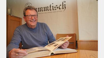 Bild: fvo
Bei der derzeitig oft unberechenbaren Aprilwetterlage stöbert Werner Beierl gerne in Fotoalben und frischt damit seine Erinnerungen an Kindheit und Jugendzeit auf – und grinst dabei schelmisch.
