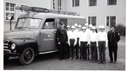 Bild: exb/Archiv Feuerwehr
Die erste Löschgruppe dieser Art, die es in Bayern 1966 gab, hat Kommandant Hermann Spachtholz (links) gegründet.