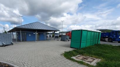 Bild: Hösamer
Die WC-Anlage am Autobahnparkplatz Schlossberg-West in Pfreimd ist seit einem Brand im Februar gesperrt. Mobiltoiletten (rechts) dienen als notdürftiger Ersatz.