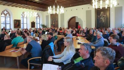 Bild: Wolfgang Steinbacher
Das Interesse an den Nahwärmeplänen von Landwirt Florian Gebhard war gewaltig, rund 150 Leute kamen in den Rathaussaal. Während der zweistündigen Veranstaltung gab es etliche Lacher, aber auch viele kritische Fragen. Die Bürger machten klar: Ohne konkrete Kosten und die Rechtsform zu kennen, will niemand blind zustimmen.