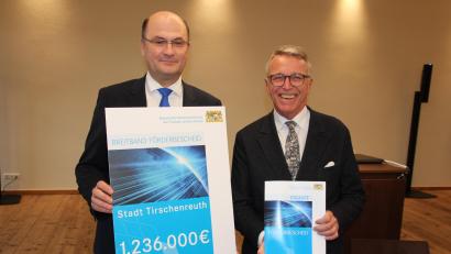 Bild: kro
Finanz- und Heimatminister Albert Füracker (links) überreichte an Bürgermeister Franz Stahl einen Förderbescheid von 1,236 Millionen Euro für den Breitbandausbau.