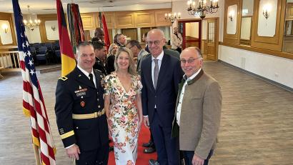 Bild: mor
Viele gute Wünsche wurden beim Defilee zum Frühlingsempfang der US-Armee ausgetauscht. Brigadegeneral Steven Carpenter (von links) und seine Frau Kaitlin hießen unter anderen Regierungspräsident Walter Jonas und stellv. Landrat Albert Nickl willkommen.