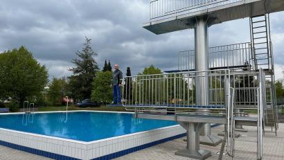 Bild: ihl
Bademeister Hubert Horn könnte nicht nur überprüfen, ob der Sprungturm tipptopp ist, sondern reinspringen. Da das Wasser nicht beheizt wird, ist das Sprungbecken bereits startklar für die neue Saison.