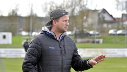 Archivbild: Hubert Ziegler
Der Gebenbacher Trainer Kai Hempel fordet von seinen Jungs in Hof Leidensfähigkeit.