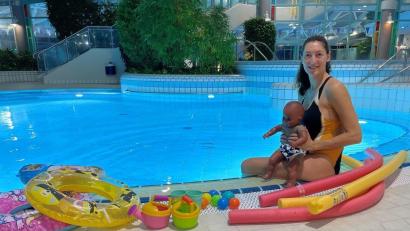 Bild: Karoline Gajeck-Scheuck/exb
Selbst junge Mutter, Schwimmmeisterin und extra ausgebildete Babyschwimm-Kursleiterin Simone Baumgartl freut sich auf die Babys und Eltern.
