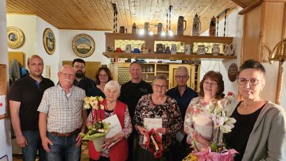 Bild: Wonneberger
Ehrungen mit (von links) Fachberater Markus Fuchs, Vorsitzendem Günter Wonneberger, Bürgermeister Stefan Frank, Bernadette Frischholz (25 Jahre), Anna Keil (50 Jahre), Markus Frischholz (25 Jahre), Maria Beer (40 Jahre), Josef und Petra Grünwald (25 Jahre) sowie Irene Reif in Vertretung von Klaus Heinrich (50 Jahre).