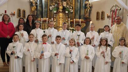 Bild: mrr
Die Kommunionkinder der Pfarreien Rieden und Vilshofen feiern mit ihren Lehrerinnen, der Rektorin Christine Kölbl (Dritte von links) und Pfarrer Slawomir Niemczewski ihren großen Tag.