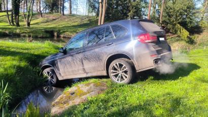 Bild: Polizei Cham
In einem Bächlein in Tschechien endete die Verfolgungsjagd für das "Fluchtauto".