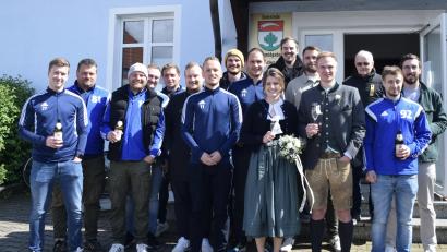 Bild: Christine Wesnitzer /exb
Nach der Trauung gratuliert der 1. FC Schmidgaden dem Brautpaar Magdalena Werner und Simon Böhm.