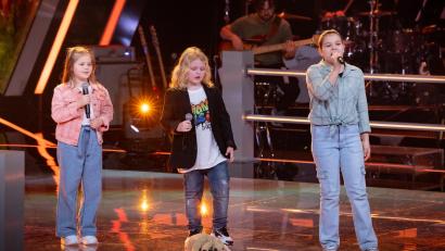 Bild: Seven.One/Claudius Pflug
Lina (links) hat es geschafft. Sie ist bei "The Voice Kids" eine Runde weiter.