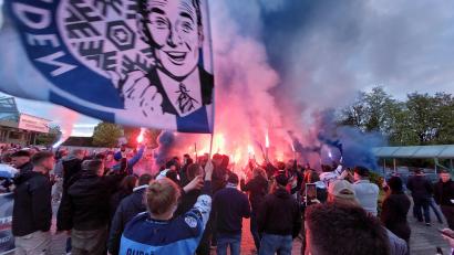Bild: Helmut Kunz
Die Fans der Blue Devils empfingen ihre Mannschaft vor der Hans-Schröpf-Arena.