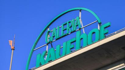 Symbolbild: Oliver Berg/dpa
16 der insgesamt 92 Filialen von Galeria Karstadt Kaufhof sollen bald schließen.