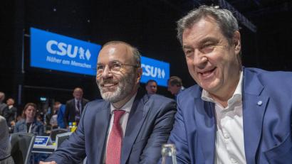 Bild: Peter Kneffel/dpa
Der CSU-Spitzenkandidat zur Europawahl, Manfred Weber (links), und CSU-Parteichef Markus Söder auf dem kleinen Parteitag der CSU zusammen.