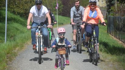 Bild: fz
Die kleine Radlerin ist dreieinhalb Jahre alt. Sie konzentriert sich voll auf die Strecke. Mama und Papa sind das Navi.