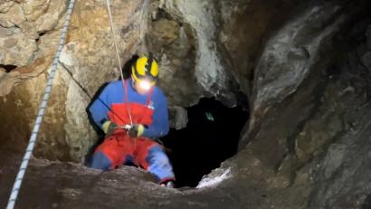 Bild: Heike Unger
In einer Höhle bei Auerbach trainiert die Bergwacht Amberg als Teil der Einsatzgruppe Frankenjura den Ernstfall - die Höhlenrettung.