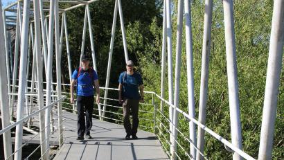 Bild: mfh
Wandern im künstlerisch gestalteten Umfeld: Auf dieser Brücke überqueren die Teilnehmenden des Kleinen Schlackenmarschs die Vils in der Nähe des Geländes vom ESV Amberg.