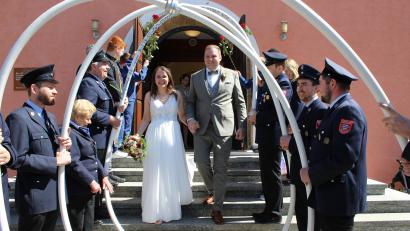 Bild: sis
Nach dem Jawort in der Christuskirche in Schwend schreiten Christina und Max Herbst durch das Schlauchspalier der Feuerwehr Poppberg.