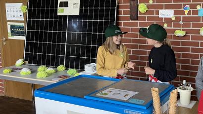 Bild: Marion Baumer/exb
Der Blick in die Mini-Eisdiele mit den beiden Eisverkäuferinnen im Pfarrheim.