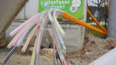 Bild: jut
Noch stehen Rohre auf einer Baustelle in Ammerthal heraus: Die Gemeinde soll in den nächsten Monaten aber mit Glasfaser versorgt sein. Das sagt die Firma Glasfaser Direkt, bei der der Ausbau in der nördlichen Oberpfalz nun weitergeht.