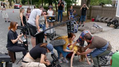 Archivbild: ubb
So schaut eine Szene an einem Filmset aus. Im Juli 2023 wurde der Kinospielfilm „Hundslinger Hochzeit“ im Landkreis Tirschenreuth gedreht.