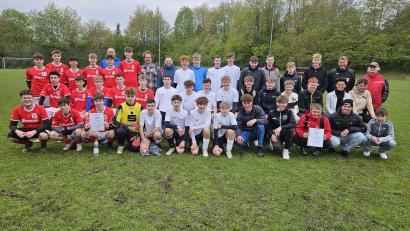 Bild: khg
Auf dem Bild die Mannschaften Jungen II nach der Landkreismeisterschaft auf dem Sportgelände des SV Loderhof von links: 1. HCA-Gymnasium, Walter-Höllerer-Realschule und 3. Krötensee-Mittelschule mit (hinten, von links) Schiedsrichter Reinhard Wiesmeth, Studienrat Alexander Hadasch, Studienrat Martin Süssner (Walter-Höllerer-RS), Studienrat Christian Biersack (Krötensee) und Platzwart George Anderson (SV Loderhof).