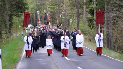 Bild: pz
Ordensleute, Priester und Ehrengäste sowie die Fahnenabordnungen zogen mit der Münchenreuther Bauernkapelle an der Spitze zur Gedenkstätte Köllergrün, die vor 50 Jahren auf Initiative des Gerwig-Kreises errichtet worden war.