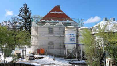 Bild: bsc
Materialsilos und Schutzhüllen verdecken noch das neue Rathaus.