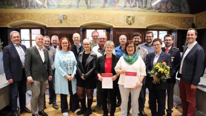 Bild: jma
Oftmalige Blutspenderinnen und Blutspender werden (von links) von den Bürgermeistern Joachim Neuß und Jörk Kaduk sowie (rechts) BRK-Kreisgeschäftsführer Sebastian Schaller geehrt.