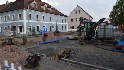 Bild: bnr
Entlang der ehemaligen Barbara Apotheke (links) soll ein Gehweg mit Grünstreifen angelegt werden.