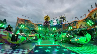 Bild: Kunz
Wild geht es in den schnellen, rotierenden Wagen des Fahrgeschäfts Break-Dance auf dem Weidener Frühlingsfest zu.