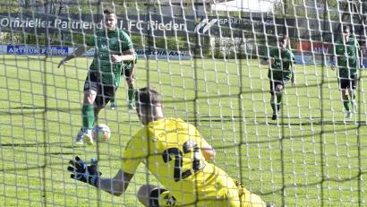 Bild: Hubert Ziegler
Tobias Eichermüller (links hinten) vom 1. FC Rieden konnte in der Nachspielzeit per Elfmeter gegen Torhüter Dominic Arnold (vorne) vom SV 08 Auerbach für den 2:2-Ausgleich sorgen.